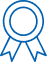 Sceau de Récompense Bleu - Symbole Qualité et Prix Icône bleu vif représentant un ruban de récompense ou un sceau d'excellence, avec une forme circulaire en haut et des pans de ruban en bas.