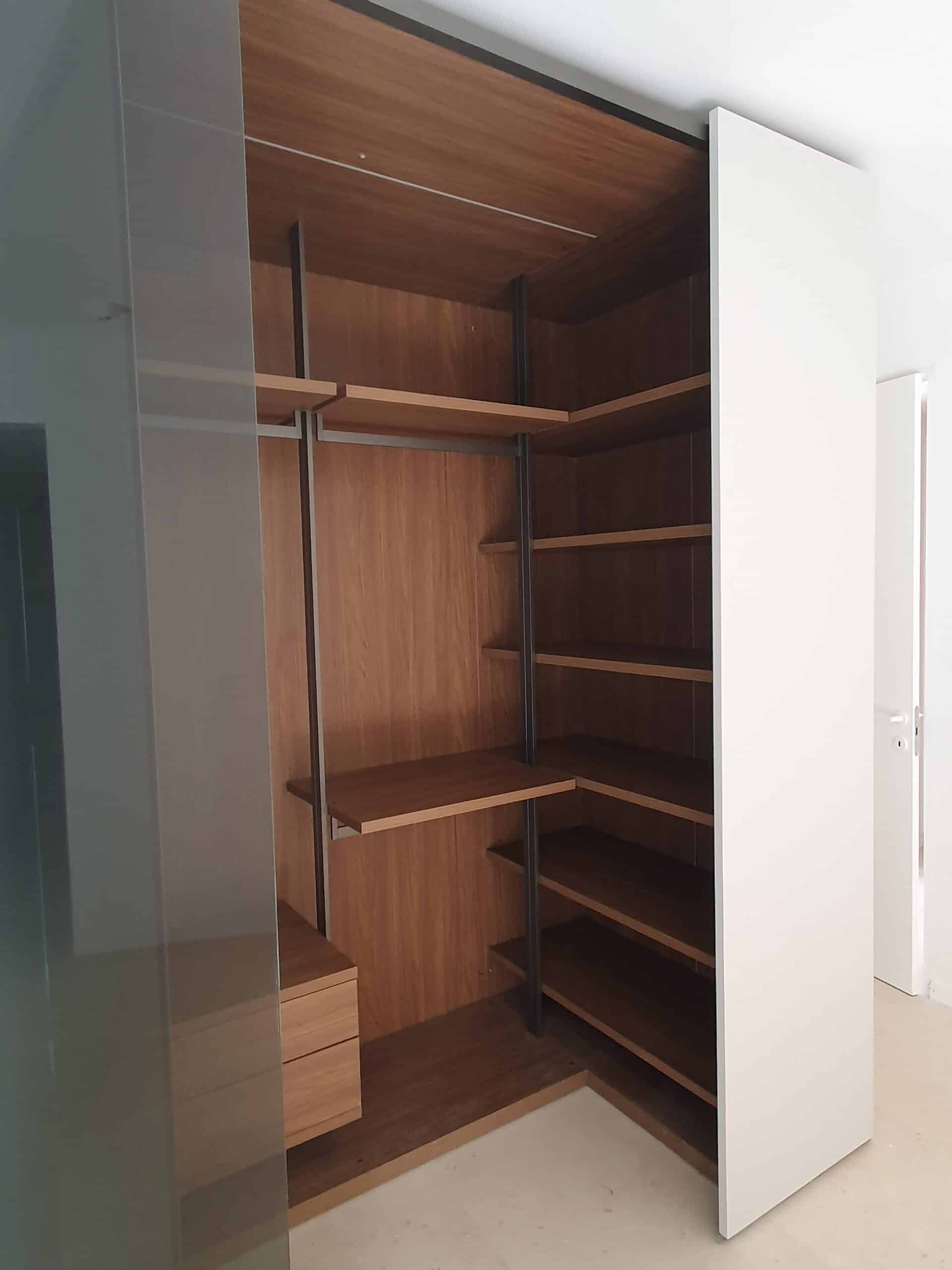 Dressing moderne en bois avec étagères et montants métalliques sombres.