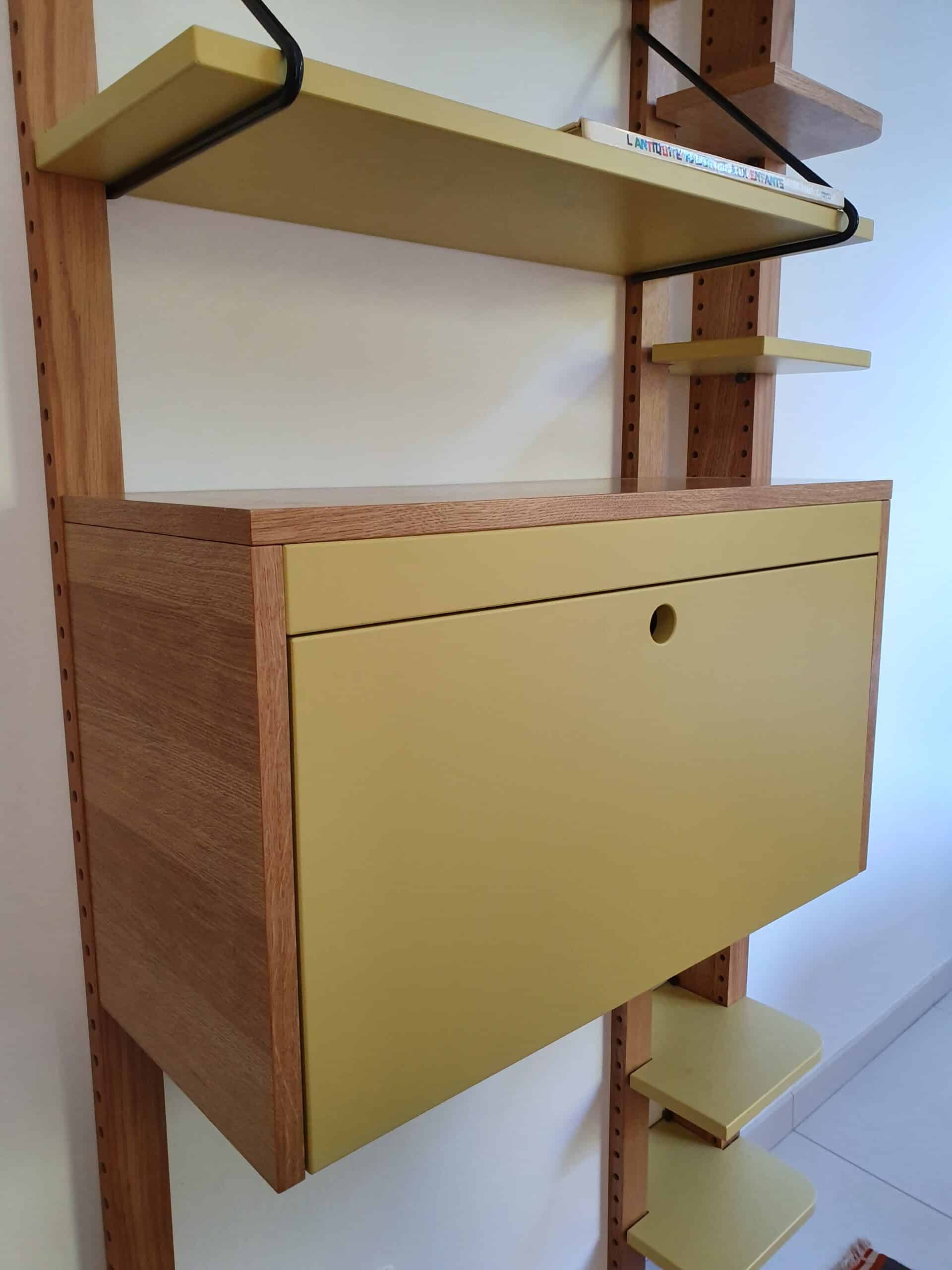 Étagère murale modulable en bois avec placard et tablettes jaune moutarde au design moderne et épuré.
