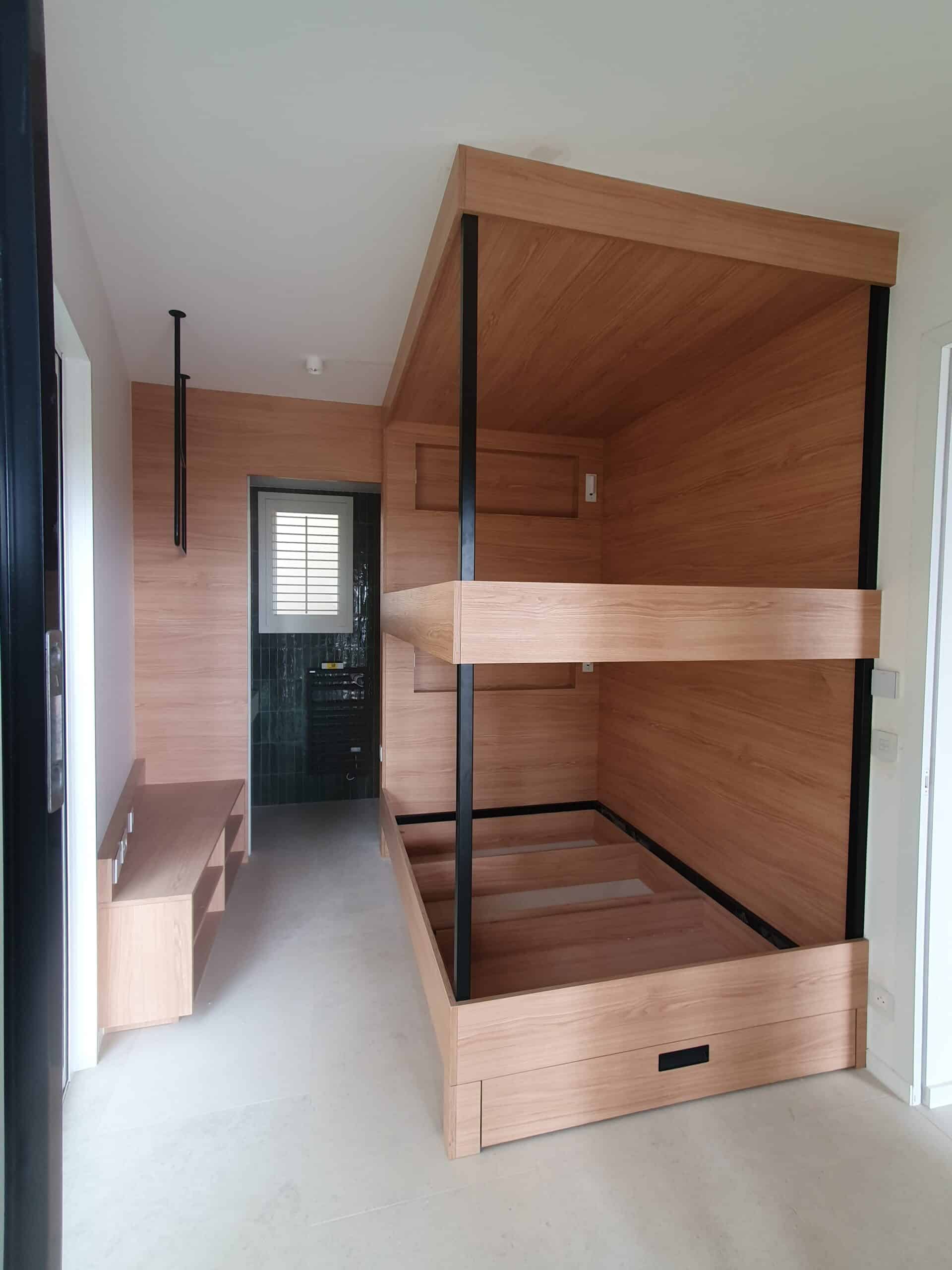 Lit superposé design en bois clair et métal noir, chambre minimaliste moderne.