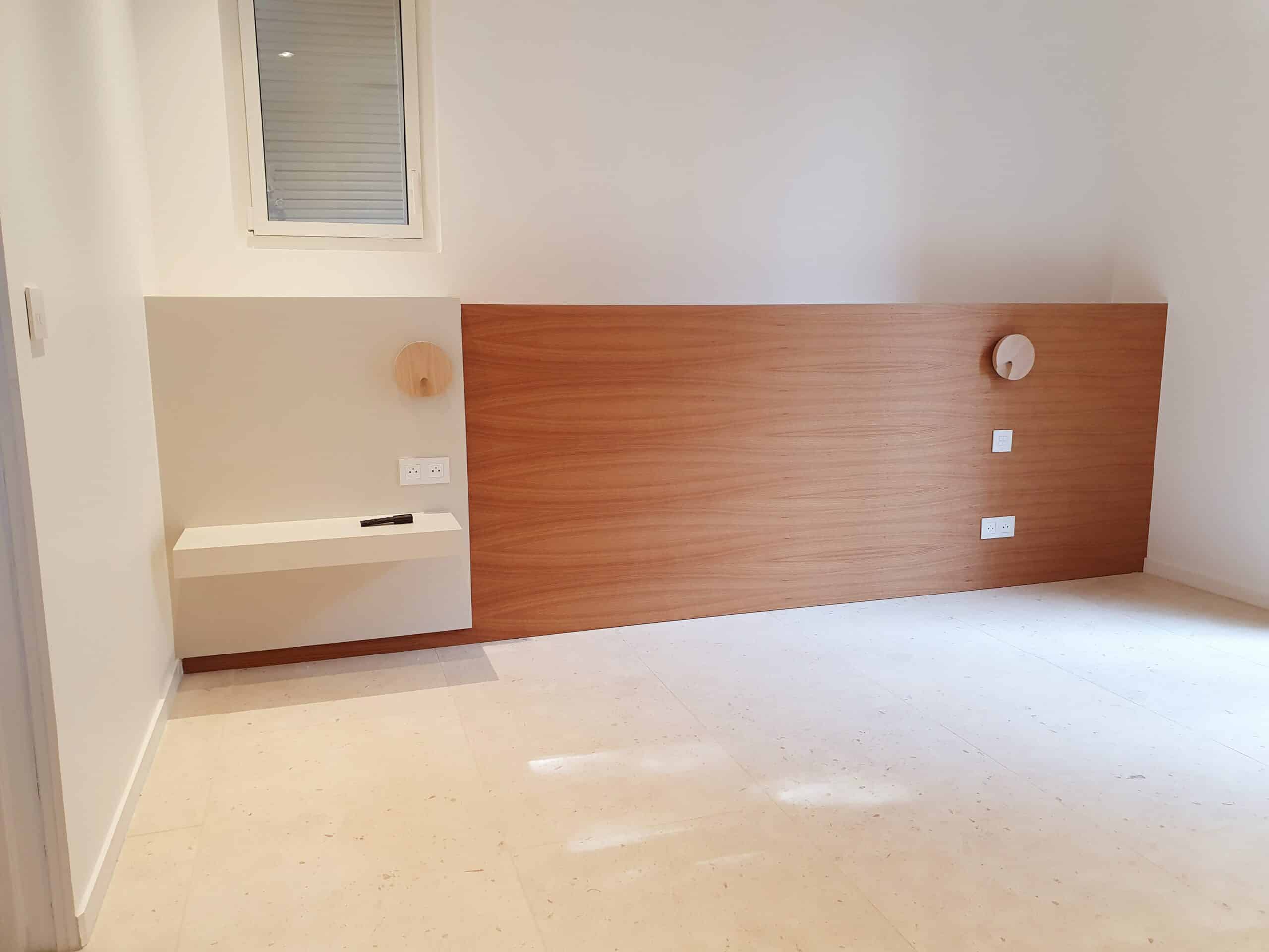Tête de lit bicolore en bois et beige avec étagère flottante et luminaires circulaires design.